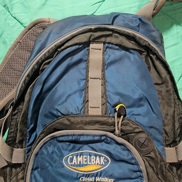 Camelbak Cloud Walker Hydration Hiking Backpack 70 OZ - 2 Liter Water Bladder - Picture 7 of 12